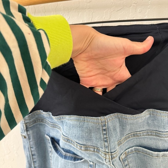 Isabel Maternity Light Wash Distressed Over Belly Jeans Size 4 - Picture 5 of 6